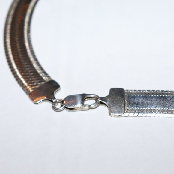 Beautiful Herringbone necklace 18" long .5" wide - Picture 6 of 7